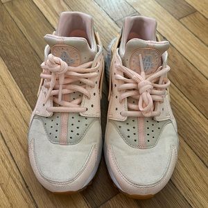 Nike Air Huarache pale peach pink